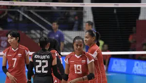 Timnas Voli Putri Indonesia U21 berhadapan dengan Vietnam U21 di laga pertama babak penyisihan Pool A FIVB Putri U21 2025, Kamis (07/08/2025). (Mitchell Soeharsono)