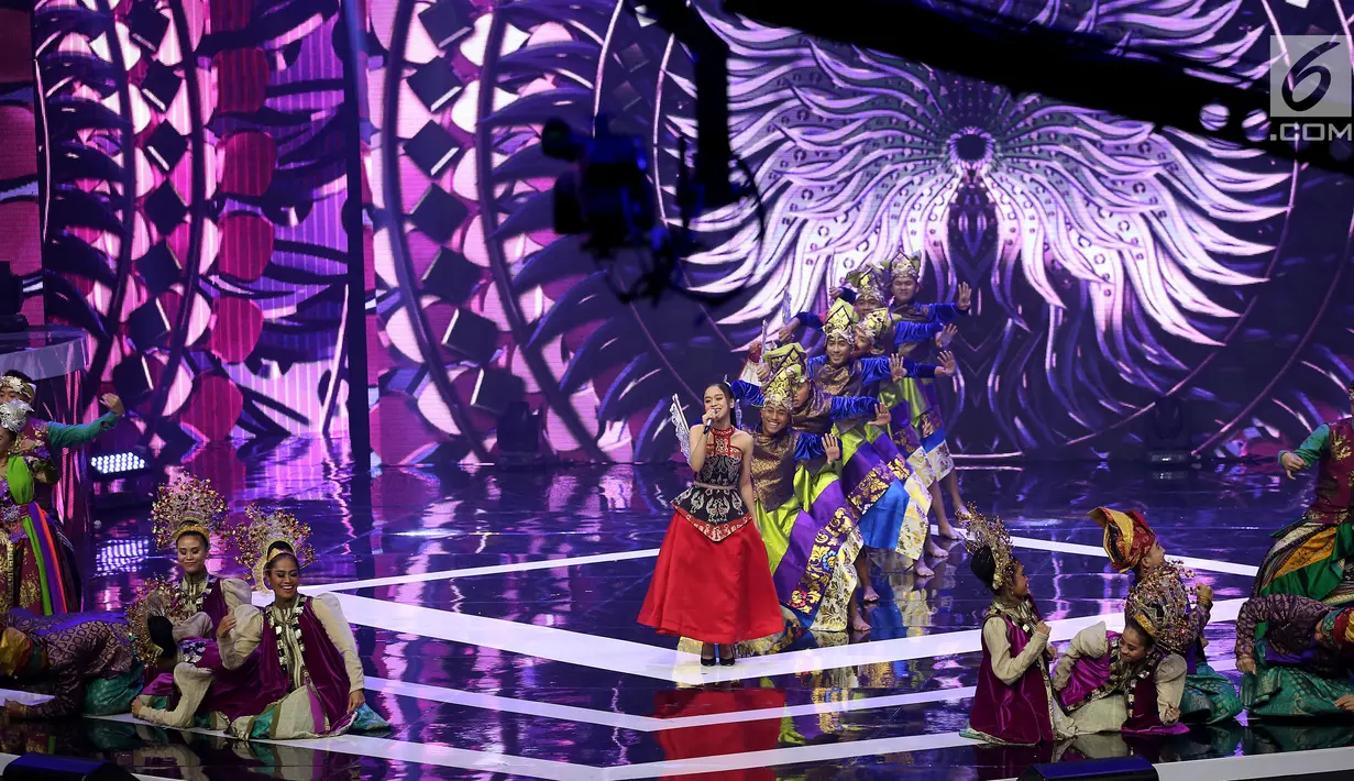 Penampilan pendangdut Lesty D'Academy dalam acara anugerah KPI 2017 di Studio 6 Emtek, Jakarta, Sabtu (28/10). Apresiasi atas hasil karya insan pertelevisian ini mengusung tema Persembahan Anak Bangsa untuk Satu Indonesia. (Liputan6.com/Johan Tallo)