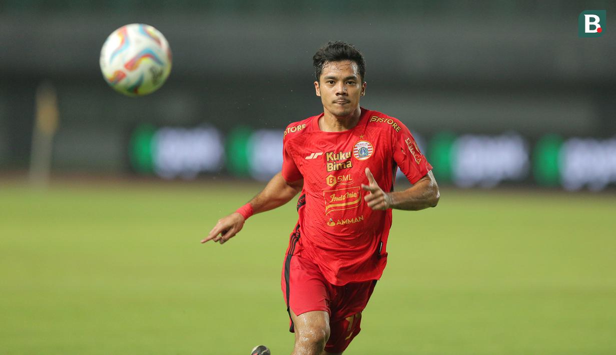 <p>Pemain Persija Jakarta, Aji Kusuma menguasai bola saat melawan Bhayangkara FC pada laga pekan ke-20 BRI Liga 1 2023/2024 di Stadion Patriot Candrabhaga, Bekasi, Senin (27/11/2023). (Bola.com/M Iqbal Ichsan)</p>