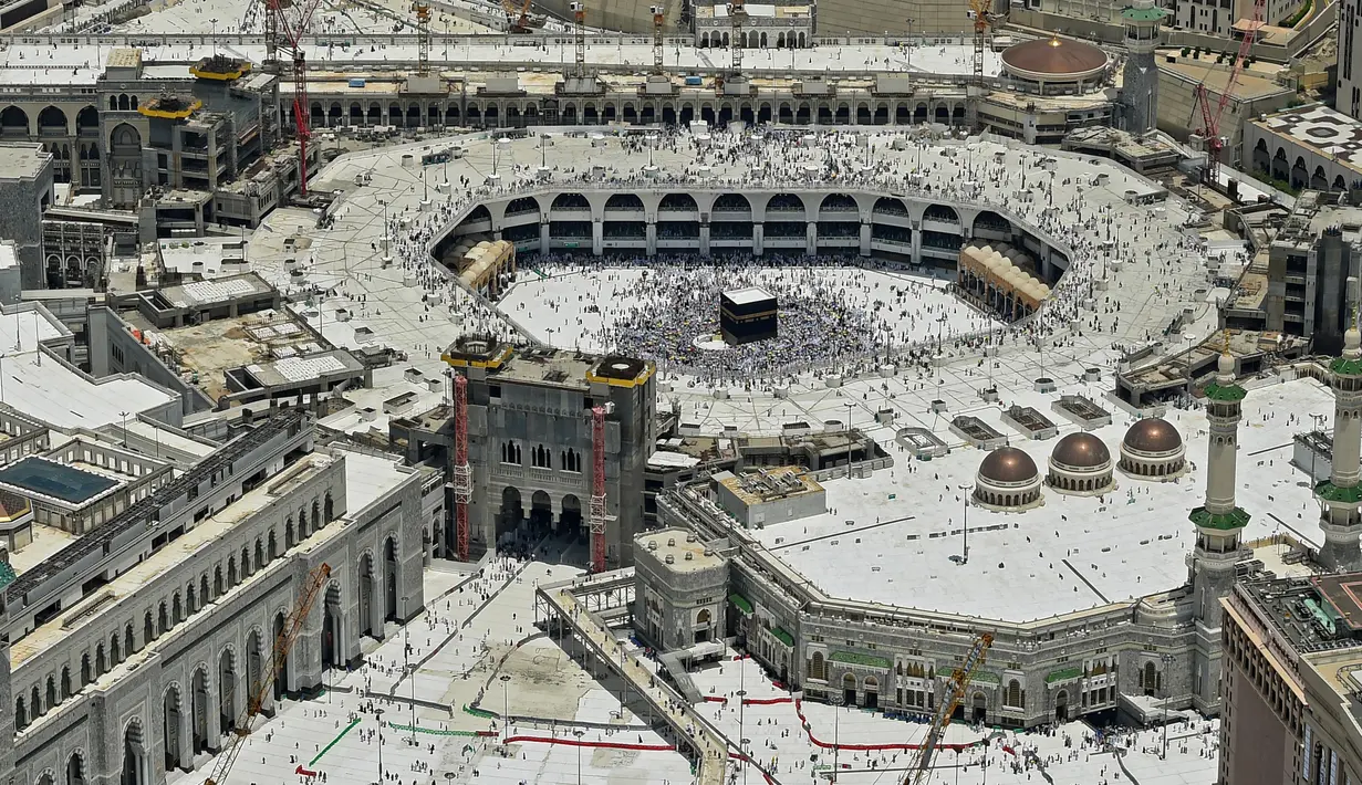 Pemandangan Masjidil Haram saat dipenuhi oleh umat muslim yang sedang melaksanakan ibadah haji di Makkah, Arab Saudi, Senin (12/8/2019). Saat musim haji, Masjidil Haram dapat dipenuhi oleh jutaan jemaah dari penjuru dunia. (FETHI BELAID/AFP)