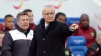 Pelatih Leicester City, Claudio Ranieri terus memberikan arahan kepada para pemain Leicester City pada lanjutan Liga Inggris pekan ke-27 di Stadion King Power, Sabtu (27/2/2016) malam WIB. (Reuters/Alan Walter)