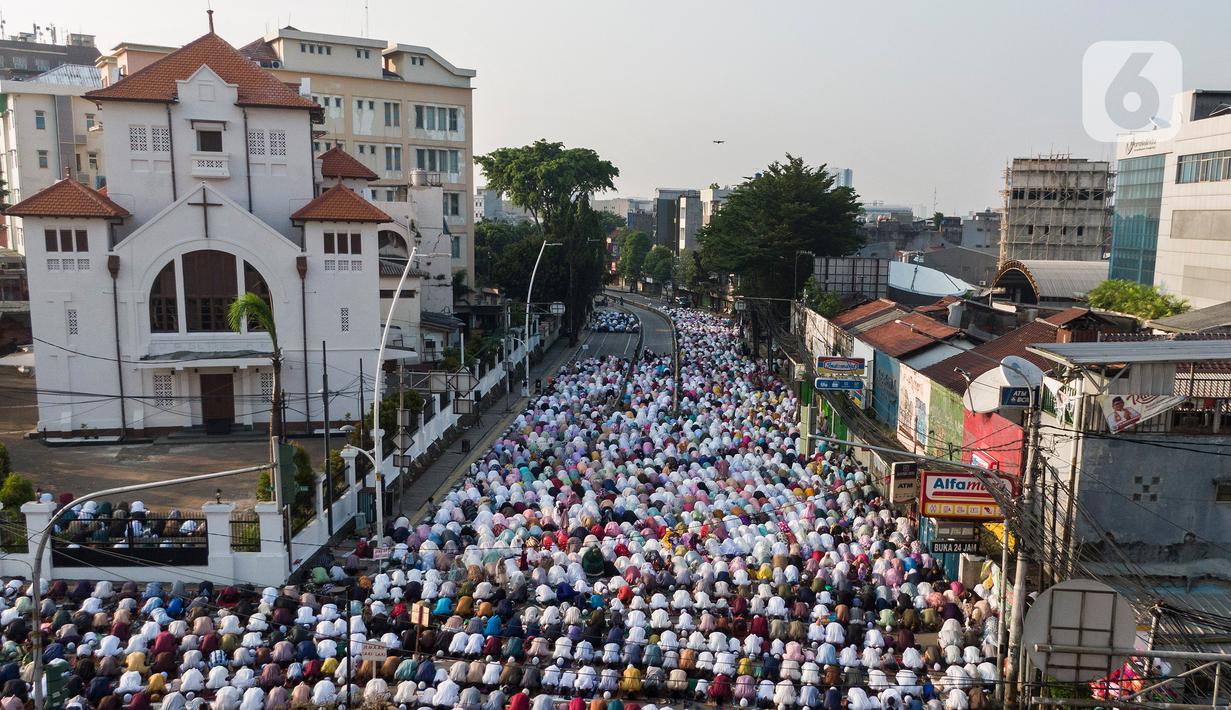 Jalan Raya Jatinegara ini rutin digunakan untuk sholat Ied setiap tahunnya. (Liputan6.com/Johan Tallo)