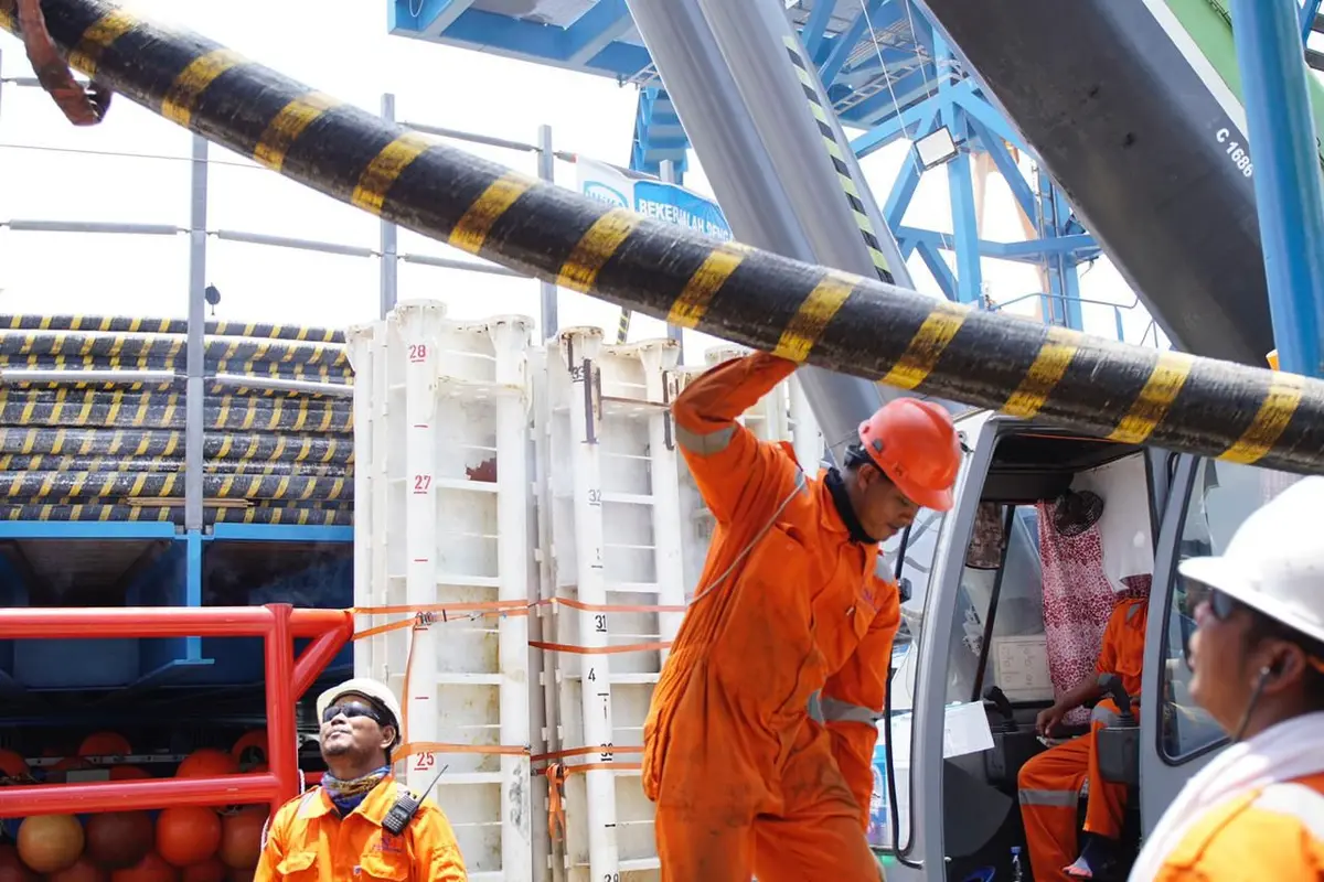 PT PLN (Persero) berhasil mengoperasikan kabel bawah laut, line ketiga (sirkit III) jaringan interkoneksi Sumatra-Bangka, Sabtu (10/12).