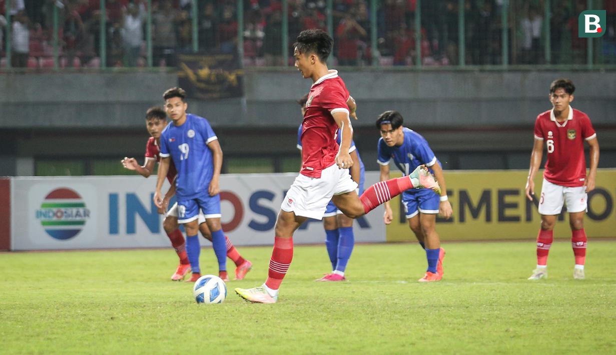 Pemain Timnas Indonesia U-19, Rabbani Tasnim mencetak gol pertama timnya dari eksekusi tendangan penalti saat matchday keempat Grup A Piala AFF U-19 2022 antara Timnas Filipina U-19 melawan Timnas Indonesia U-19 di Stadion Patriot Candrabhaga, Bekasi, Jawa Barat, Jumat (08/07/2022). (Bola.com/Bagaskara Lazuardi)