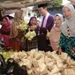 Wali Kota blusukan ke pasar tradisional di Palembang mencari ketupat dan lontong untuk menu berlebaran. (Liputan6.com/Nefri Inge).