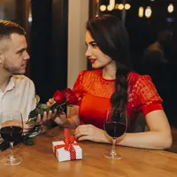 Kencan romantis tidak harus mahal, mulai dari piknik sore hingga menikmati kopi bersama, ada banyak ide date night estetik yang bisa dicoba pasangan muda tanpa menguras dompet. (Foto/Dok: Magnific)