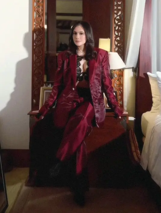 Setelan terdiri dari blazer oversize dipadukan celana panjang warna celana dengan shining. [@wulanguritno]