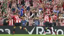 Penyerang Athletic Bilbao, Aritz Aduriz (kedua kanan) berselebrasi dengan rekannya usai mencetak gol ke gawang Barcelona pada pertandingan perdana La Liga Spanyol di Stadion San Mames, Sabtu (17/8/2019). Bilbao menang tipis atas Barcelona dengan skor 1-0. (AFP Photo/Ander Gillenea)
