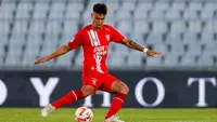 Aksi bek tengah keturunan Indonesia milik FC Twente, Mees Hilgers (paling kiri) di laga leg pertama Kualifikasi Ketiga UEFA Conference League melawan Cukaricki pada 6 Agustus 2022 lalu. (Dok. Instagram Mees Hilgers)