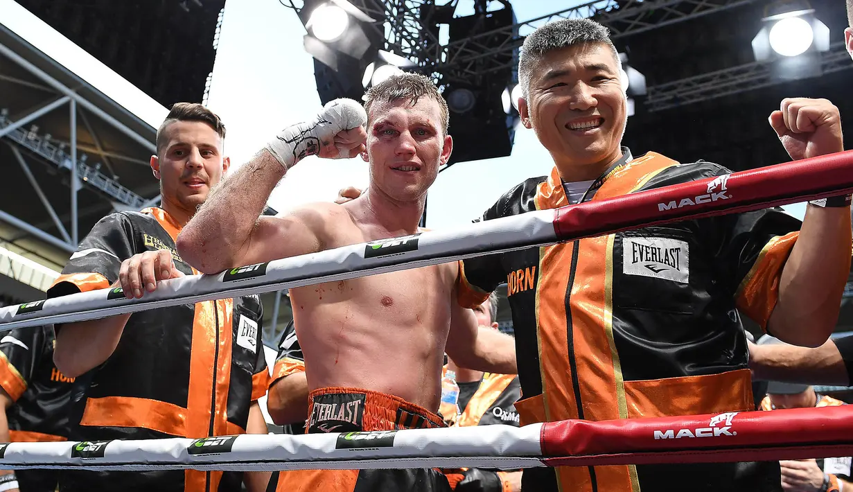 Petinju Australia, Jeff Horn, melakukan selebrasi usai berhasil mengalahkan petinju Filipina, Manny Pacquiao di Stadion Suncorp, Brisbane, Australia, Minggu (2/7/2017). Jeff Horn berhasil merebut sabuk juara kelas welter versi WBO. (EPA/Dave Hunt)