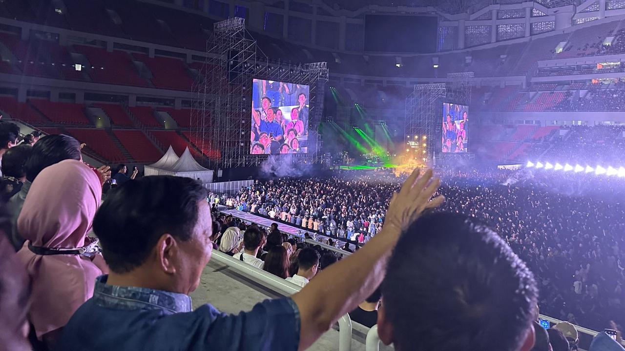 Menteri Pertahanan (Menhan) Prabowo Subianto menyaksikan konser Dewa 19, pada Sabtu malam (4/2/2023).