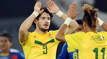 Alexandre Pato (kiri) dan Neymar masing-masing menyumbang dua gol untuk membawa Brasil membekuk Ekuador 4-2 pada laga terakhir Grup C Copa America di Cordoba, 13 Juli 2011. AFP PHOTO/RODRIGO BUENDIA