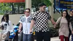 Desainer Ivan Gunawan bersama Nassar dan Soimah tiba di Polsek Kelapa Gading untuk menjenguk Saipul Jamil, Jakarta, Selasa (23/2). Kesibukan yang padat, membuat ketiganya baru memiliki waktu menjenguk duda Dewi Perssik. (Liputan6.com/Herman Zakharia)