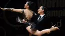 Pasangan penari Kolombia, Diana Gonzalez dan John Rendon menunjukkan kebolehannya saat bersaing pada Kejuaraan Dunia Tari Tango di Medellin, Kolombia, 18 Juni 2016. (Raul Arboleda/AFP)
