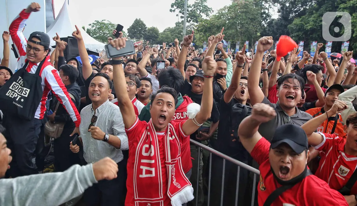 Antusiasme suporter Timnas Indonesia kembali bergairah setelah Ole Romeny berhasil memperkecil ketinggalan gol dari Australia. (Liputan6.com/Angga Yuniar)