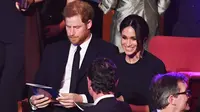 Pangeran Harry bersama tunangannya, Meghan Markle menghadiri konser perayaan ulang tahun Ratu Elizabeth di London, Sabtu (21/4). Penampilan Meghan Markle terlihat serasi dengan busana yang dikenakan Pangeran Harry. (ANDREW PARSONS/POOL/AFP)