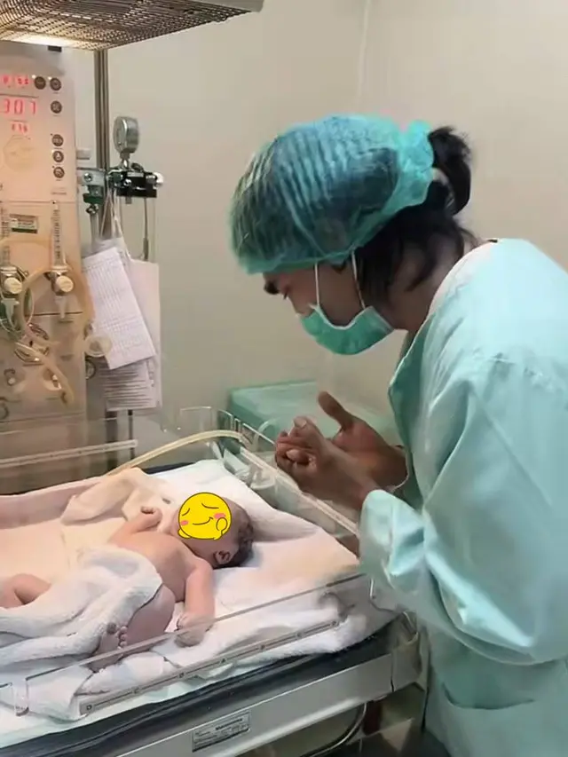 Melahirkan Anak Ketiga, Ini 7 Potret Perjalanan Kehamilan Istri Charly Van Houten