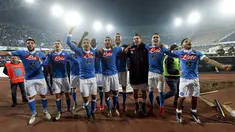 Para pemain Napoli merayakan kemenangan usai mengalahkan Inter Milan pada lanjutan liga Italia Serie A di Stadion San Paolo, Naples,Selasa(1/12/2015) dini hari WIB. Napoli menang 2-1. (REUTERS/Ciro De Luca)