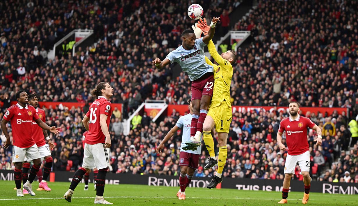 Kiper Manchester United, David de Gea, duel udara dengan pemain Aston Villa, Jhon Duran, pada laga Liga Inggris di Stadion Old Trafford (30/4/2023). (AFP/Oli Scarff)