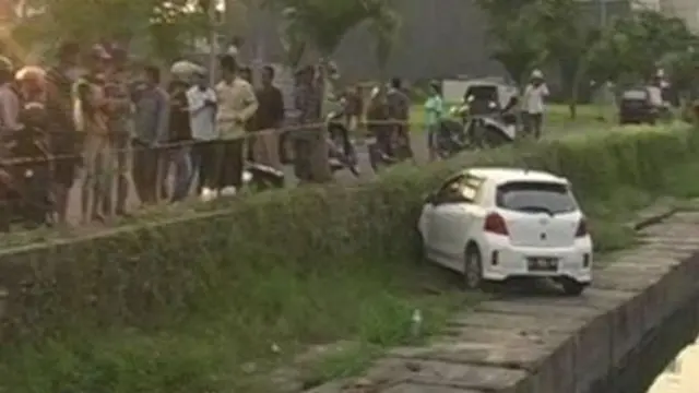 Toyota Yaris di Surabaya Terjun ke Sungai