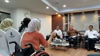 Para mantan pemain Oriental Circus Indonesia (OCI) menemui Wakil Menteri Hak Asasi Manusia (Wamen HAM) Mugiyanto, Selasa (15/4/2025). Mereka mendorong pemerintah membentuk tim pencari fakta untuk mengungkap pelanggaran hak asasi manusia (HAM) yang dilakukan oleh Taman Safari Indonesia. (Liputan6.com/Ady Anugrahadi)