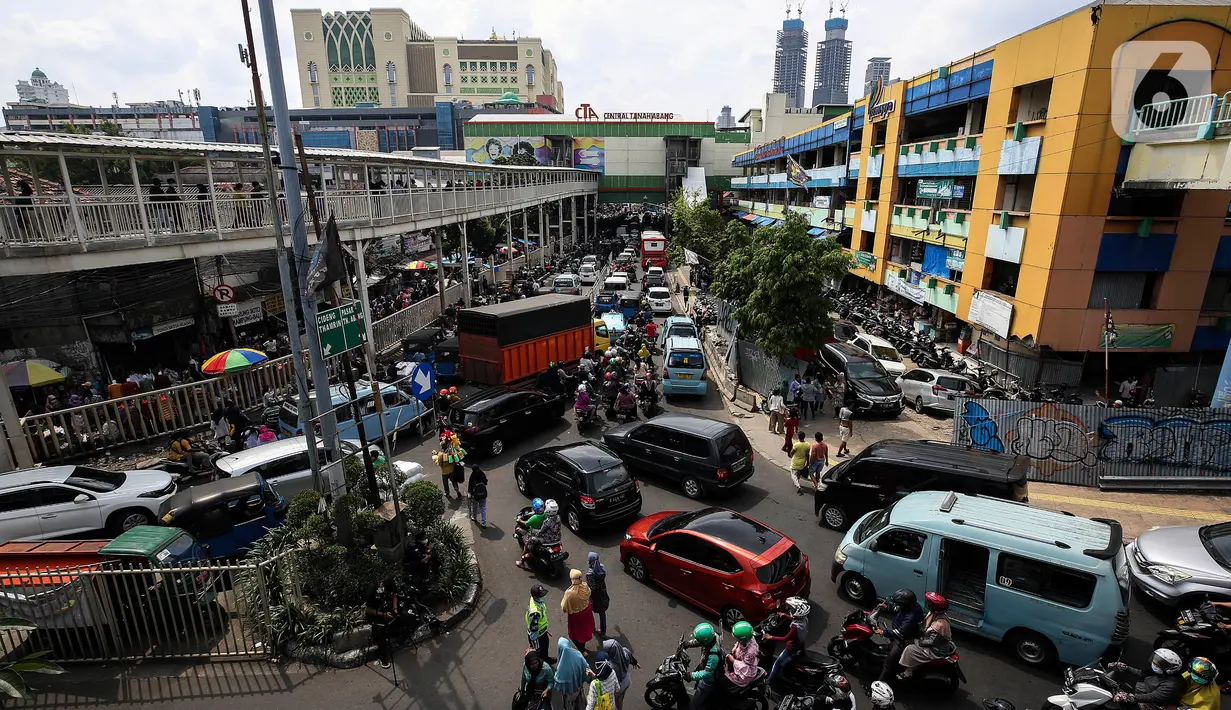 Suasana arus kendaraan di kawasan Pasar Tanah Abang, Jakarta Pusat, Minggu (2/5/2021). Pusat Grosir Pasar Tanah Abang ramai didatangi pengunjung yang berbelanja menjelang Lebaran dengan berdesak-desakan tanpa jaga jarak. (Liputan6.com/Johan Tallo)