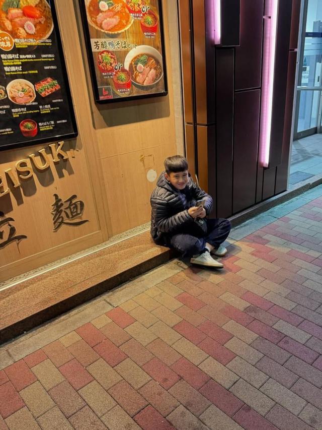 Ekspresi Rafathar duduk di pinggir jalan Jepang. (credit: instagram.com/raffinagita1717)