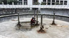 Pekerja menyelesaikan proyek rehabilitasi air mancur di kawasan Kota Tua, Jakarta, Rabu (5/11/2014). (Liputan6.com/Faizal Fanani)  