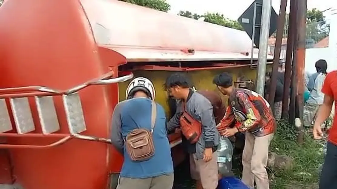 Truk Tangki Pertamina Terguling di Jalan Cirebon - Kuningan, Warga Bawa Jerigen