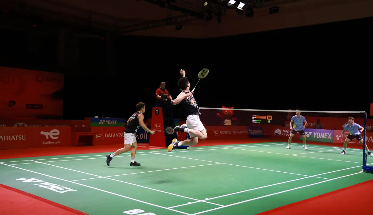 Pasangan ganda putra Indonesia Kevin Sanjaya Sukamuljo (kanan) dan Marcus Fernaldi Gideon (kiri) saat melawan pasangan ganda putra Malaysia Ong Yew Sin dan Teo Ee Yi pada babak semifinal bulu tangkis Indonesia Masters 2021 di Nusa Dua, Bali, Sabtu (20/11/2021). (Liputan6.com/HUMAS PP PBSI)