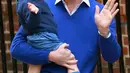 Pangeran George yang digendong sang ayah, Pangeran William tampak melambaikan tangan saat menuju Lindo Wing RS St Mary, London, Sabtu (2/5/2015). George pertamakalinya diajak bertemu adik kecilnya yang baru lahir. (REUTERS/Cathal McNaughton TPX