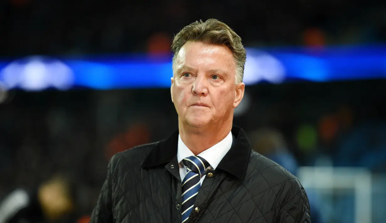 Louis van Gaal pernah membesut skuad Setan Merah periode 2014-2016. Dua musim menangani MU, Van Gaal memang gagal menjuarai Premier League namun dia berhasil mempersembahkan Piala FA pada musim 2015-2016. (AFP/Oli Scarff)