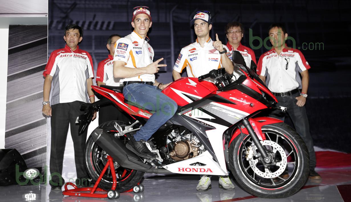 Marc Marquez dan Dani Pedrosa menghadiri peluncuran motor Honda All New CBR150R di Sirkuit Sentul, Bogor, Minggu (14/2/2016). (Bola.com/Nicklas Hanoatubun)