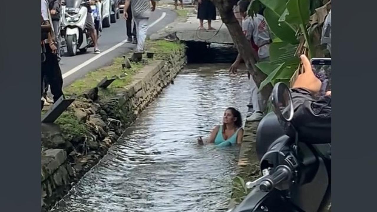 Heboh Wanita Turis Asing Berendam di Selokan di Bali sampai Bikin Jalanan Macet.  foto: TikTok @kopi.sussua