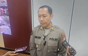 Kasi Humas Polres Metro Depok, AKP Made Budi memberikan penjelasan terkait teror bom di sepuluh sekolah wilayah Depok. (Liputan6.com/Dicky Agung Prihanto)