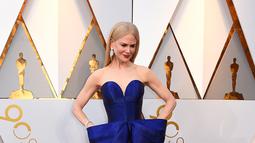 Aktris Nicole Kidman berpose saat tiba dalam acara Piala Oscar 2018 di Dolby Theatre di Los Angeles, Amerika Serikat, Minggu (4/3). (Jordan Strauss/Invision/AP)