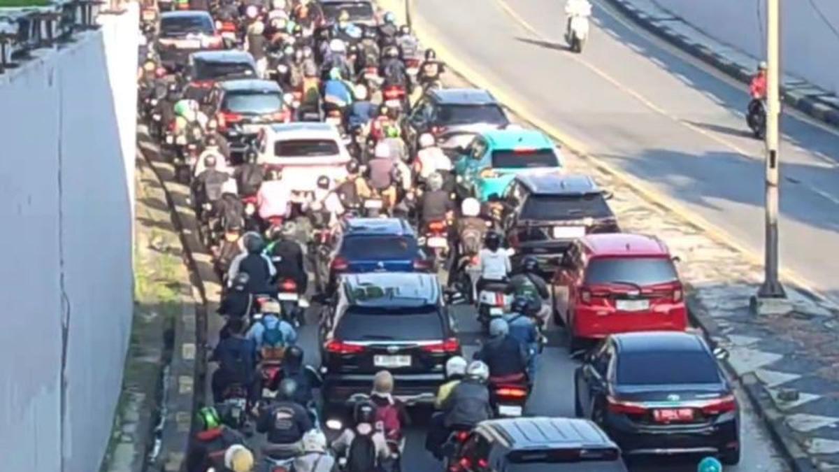 Libur Panjang Usai, Jalanan Jakarta Timur Macet Total Sejak Pagi