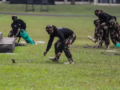 Sejumlah prajurit Komando Pasukan Khusus (Kopassus) memperagakan cara menjinakan ular kobra pada Upacara Penyerahan Satuan di Lapangan Mako Kopassus, Jakarta, Jumat (23/3). Kopassus resmi dipimpin Mayjen TNI Eko Margyono. (Liputan6.com/Faizal Fanani)