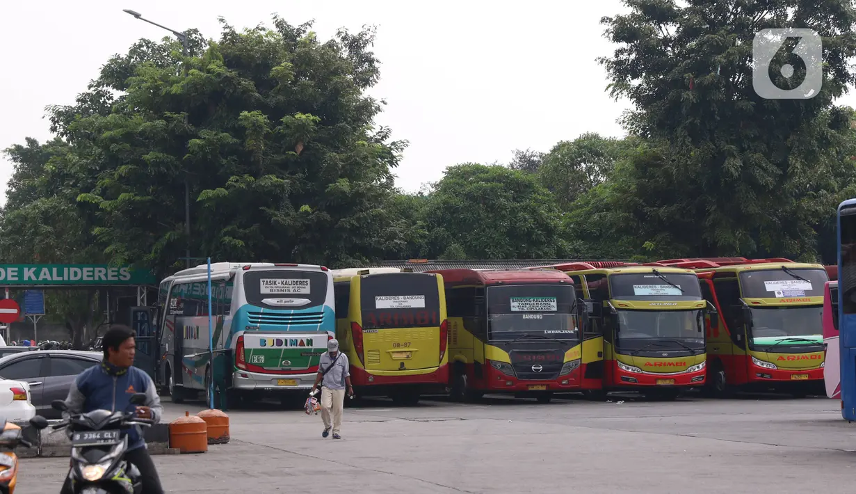 Sejumlah bus AKAP terparkir di terminal Kalideres, Jakarta Barat, Kamis (30/7/2020). Pemerintah Provinsi DKI Jakarta  mencabut syarat wajib surat izin keluar masuk (SIKM) bagi pengguna transportasi umum jarak jauh membawa angin segar di industri transportasi darat. (Liputan6.com/Angga Yuniar)
