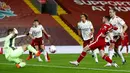 Pemain Liverpool, Andrew Robertson, mencetak gol ke gawang Arsenal pada laga Liga Inggris di Stadion Anfield, Senin (28/9/2020). Liverpool menang dengan skor 3-1. (Jason Cairnduff/Pool via AP)