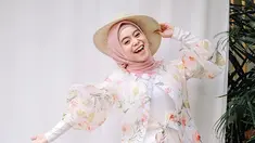 Tengah menghadapi permasalahan rumah tangga yang rumit, Lesti Kejora belum muncul ke hadapan publik sejak resmi melaporkan Rizky Billar karena tindak KDRT pada (28/9/2022). Banyak penggemar yang merindukan postingan Lesti Kejora di Instagram ataupun kehadiran pedangdut berusia 23 tahun itu di layar kaca. Selalu tebar kebaikan, tak heran jika banyak yang mendukung Lesti hingga saat itu. (Liputan6.com/IG/@lestykejora)