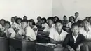 Presiden ke-3 RI BJ Habibie (kanan depan) foto bersama teman-temannya di kelas. Habibie dikenal sebagai sosok yang cerdas dan intelektual. Semasa mudanya, Habibie mampu membuat banyak orang berdecak kagum berkat prestasinya di tingkat dunia. (Liputan6.com/The Habibie Center)