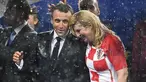 Presiden Prancis Emmanuel Macron (kiri) berbicara dengan Presiden Kroasia Kolinda Grabar-Kitarovic usai laga final Piala Dunia 2018 antara Prancis dan Kroasia di Stadion Luzhnik, Moskow, Rusia, Minggu (15/7). (Franck Fife/AFP)