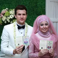 Khidmat dan sakralnya suasana akad nikah Risty Tagor dan Stuart Collin (M. Akrom Sukarya/Bintang.com)