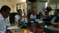 Menpora Imam Nahrawi (kedua dari kiri) saat bertemu perwakilan 15 pemimin redaksi terkait program Gerakan Nasional Ayo Olahraga 2017 di kantor Menpora, di Jakarta, Rabu (3/5/2017). (Liputan6.com/Edu Krisnadefa) 