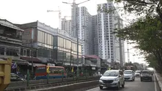 Kendaraan melintas di dekat pembangunan Rumah Susun Sewa Tingkat Tinggi Pasar Rumput, Jakarta Selatan, Sabtu (6/10). Rusun yang ditargetkan rampung Desember 2018 memiliki 1.984 unit dan diprioritaskan untuk warga relokasi. (Liputan6.com/Immanuel Antonius)