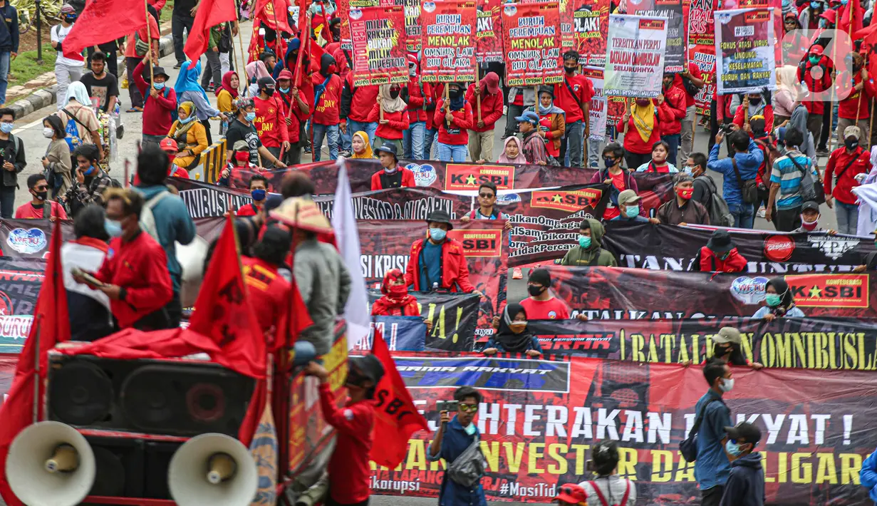 DEMO SETAHUN JOKOWI MA’RUF AMIN: Massa berbagai elemen buruh berunjuk rasa di kawasan Patung Kuda, Jakarta, Kamis (22/10/2020). Aksi yang bertepatan setahun pemerintahan Presiden Joko Widodo-Wapres Ma'ruf Amin itu meminta dikeluarkannya Perppu pencabutan UU Cipta Kerja. (Liputan6.com/Faizal Fanani)