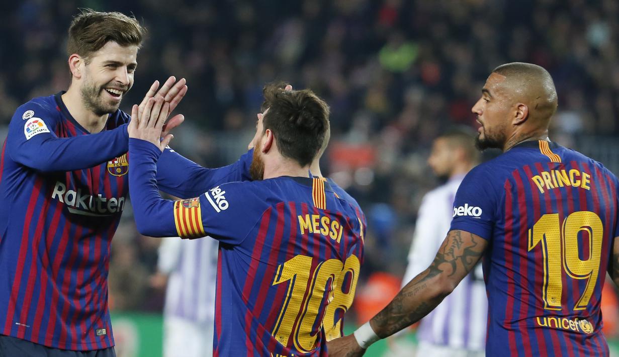 Bek Barcelona, Gerard Pique, merayakan gol yang dicetak Lionel Messi ke gawang Valladolid pada laga La Liga di Stadion Camp Nou, Barcelona, Sabtu (16/2). Barcelona menang 1-0 atas Valladolid. (AFP/Pau Barrena)