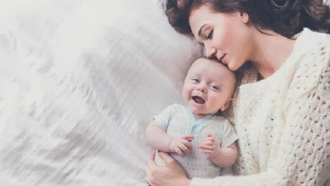 Sentuhan orangtua ternyata memengaruhi tumbuh kembang bayi. (Sumber Foto: Pinterest)