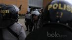 Polisi merapatkan barisan guna mengatur strategi pengamanan laga Final Piala AFF 2016 leg pertama di Stadion Pakansari, Bogor, (14/12/2016). (Bola.com/Nicklas Hanoatubun)
